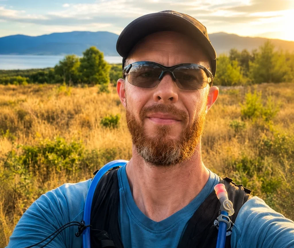 Roland Klein på vandring i varmt og solrigt vejr